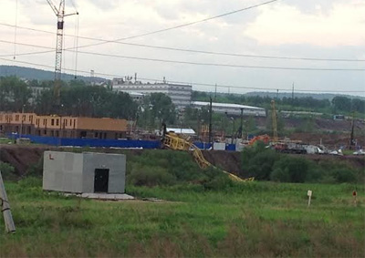 На стройплощадке в районе Мясокомбината в Красноярске упал кран