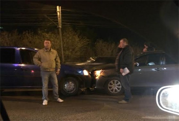 На Копыловском мосту в Красноярске водитель устроил ДТП на встречке