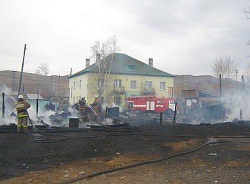 В Хакасии пожар, возникший из-за детской шалости, пришлось тушить с пожарного поезда