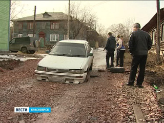 В Октябрьском районе Красноярска под колесами автомобиля провалился асфальт