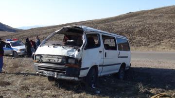 В Туве в результате опрокидывания микроавтобуса пострадали 5 человек