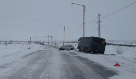В Норильске по вине водителя иномарки пострадали водитель и пассажир автобуса