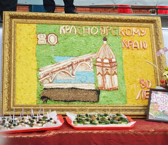 Красноярцы купили 1,6 тонны сала на фестивале в Октябрьском районе