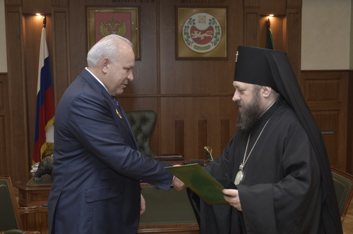 Патриарх Московский и всея Руси Кирилл наградил хакасского губернатора за труд