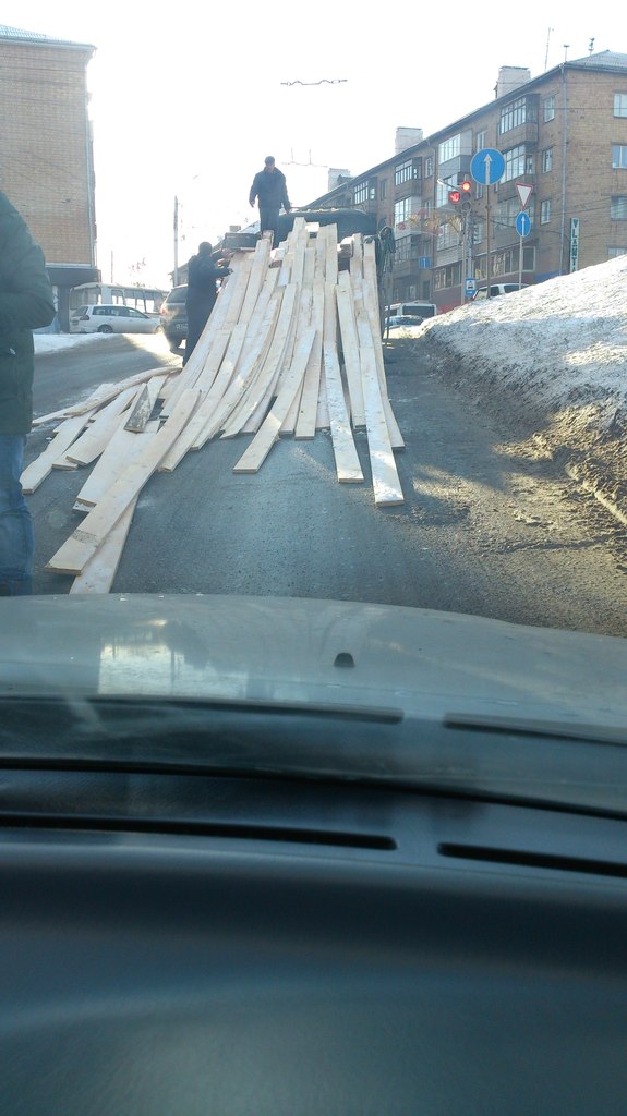 Рассыпавший доски грузовик стал причиной затора на улице Профсоюзов в Красноярске