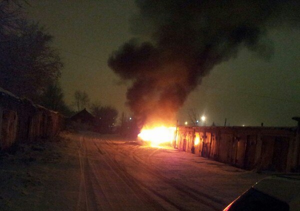 В гаражах в Октябрьском районе Красноярска сожгли автомобиль