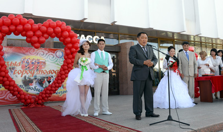 Празднование столетия единения Тувы и России началось с регистрации 100 браков