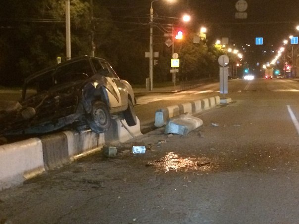 Пьяный водитель протаранил бетонное ограждение у въезда на красноярский Коммунальный мост