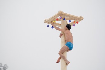 Масленица-2014 в Красноярске: традиционное лазание на столб за призами Масленица-2014 в Красноярске: традиционное лазание на столб за призами