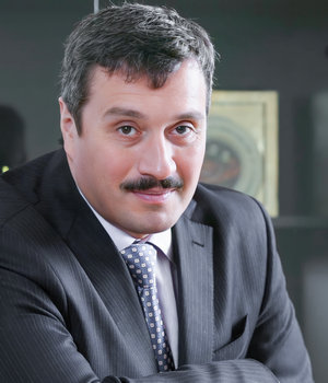 Дмитрий Доев начинал карьеру инженером НИИ, в течение трех лет преподавал в ЛПИ