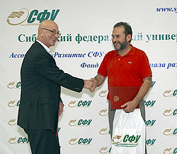 Ректор СФУ Евгений Ваганов и предприниматель Альфонсо Гарсия Герреро. Фото Анны Шаламовой