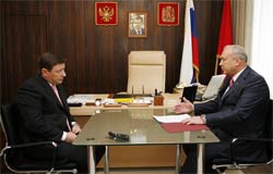  Александр Хлопонин и Петр Пимашков (http://www.krskstate.ru/press/news/0/news/55039)